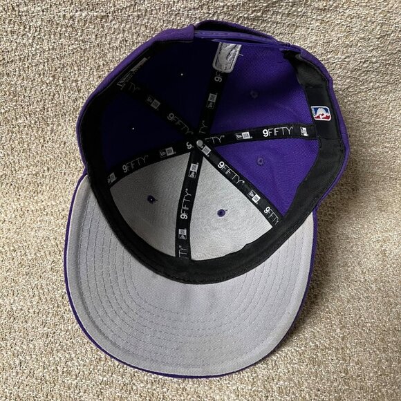 New Era Los Angeles Lakers Upside Down Logo 9FIFTY Snapback Hat Purple - Picture 6 of 7
